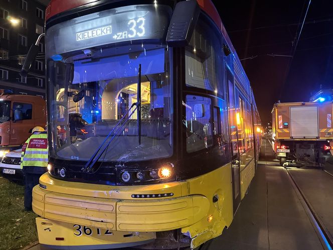 Groźny wypadek w Warszawie. Samochód i dwa tramwaje rozbite. Jeden z nich się wykoleił