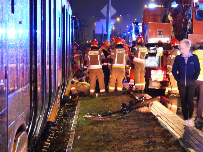 40-letnia rowerzystka wciągnięta pod pędzący tramwaj. „Liczne obrażenia ciała”