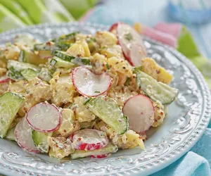 Sałatka z młodych ziemniaków. Dodaj ogórki małosolne, a wyjdzie hit tego lata