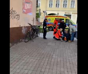 Starsza pani przewróciła się na rowerze. Wypadek w Lesznie [ZDJĘCIA]
