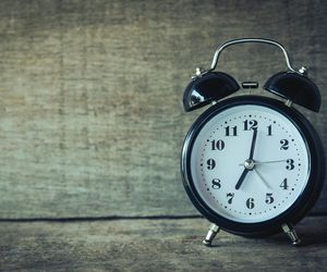 Zmiana czasu z letniego na zimowy 2025. Zegarki cofamy wcześniej niż ostatnio!