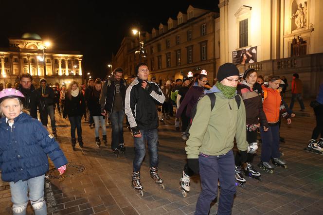 Nightskating. Warszawiacy przejechali stolicę na rolkach [Zdjęcia]