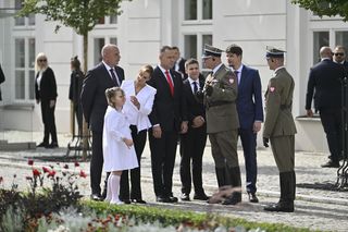 Przejście do Pałacu Prezydenckiego. Pierwsza dama się przebrała 