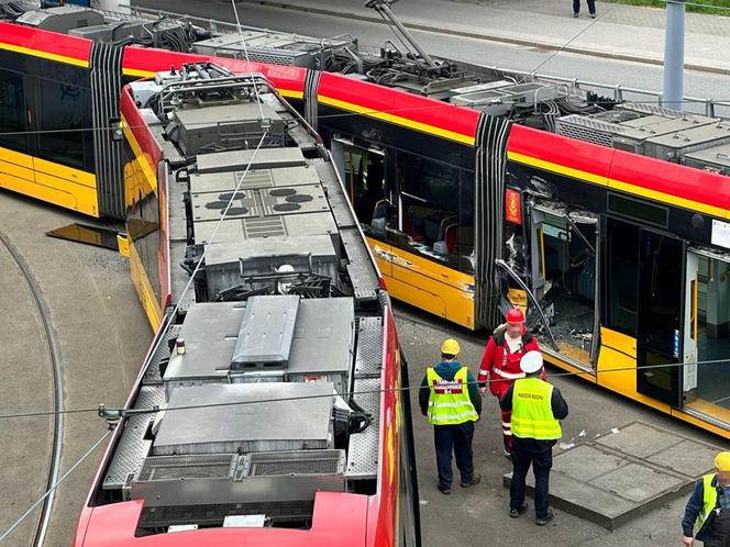 Totalna demolka na Bielanach. Roztrzaskane tramwaje i wielu rannych! Trzy osoby trafiły do szpitala