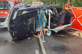 Granice: 20-latek wjechał bmw w drzewo. Nie żyje pasażerka. Wstrząsające szczegóły