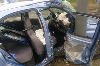 Wypadek na ul. Hlonda – nissan uderzył w słup sygnalizacji świetlnej