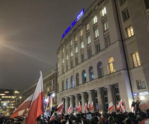 Przed siedzibą TVP odbył się protest. Uczestnicy skandowali Wolne media!