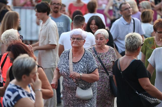 Potańcówka pod Teatrem Śląskim w Katowicach. Tłumy wręcz oszalały ZDJĘCIA