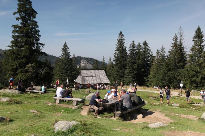 Koniec wakacji, a turyści szturmują Tatry. Na szlakach tłumy