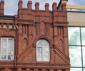 To najpiękniejsza kamienica w Białymstoku. Ceglana fasada z XIX wieku błyszczy do dziś