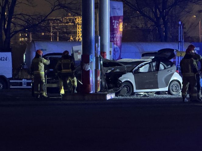  Warszawa: Samochód staranował stację benzynową na Radzymińskiej. Ewakuacja, są ranni