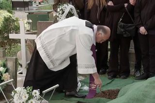 Pierwsza miłość odc. 4045. Pogrzeb córki Kingi i Janka