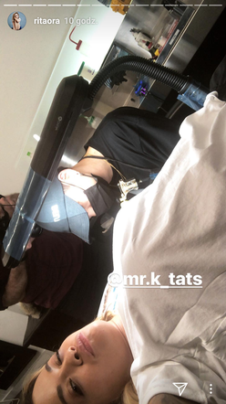 Rita Ora robi tatuaż