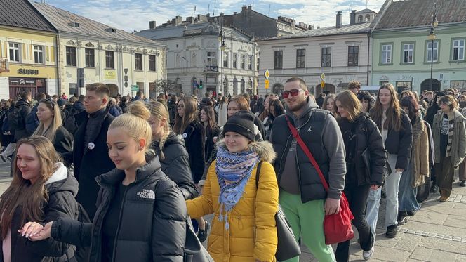 Maturzyści z Nowego Sącza zatańczyli poloneza na Rynku 