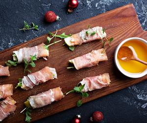 Grillowane jabłka w szynce. Oryginalna przekąska na sylwestra i nie tylko 