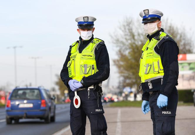 Policja kontrolowała czy toruńscy kierowcy respektują obowiązek noszenia maseczek