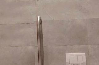 Pan Marek na wózku odwiedził Młyny Rothera i ma całą listę uwag. Po naszej interwencji szykują się zmiany