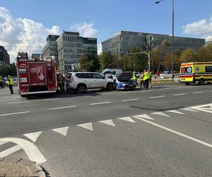 Wypadek radiowozu w Warszawie. Cztery osoby ranne, w tym policjanci