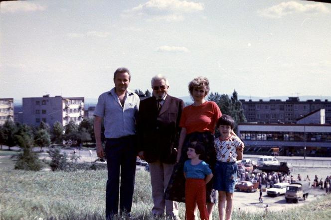 Rodzinny album Bajerów. W tle dawne Starachowice