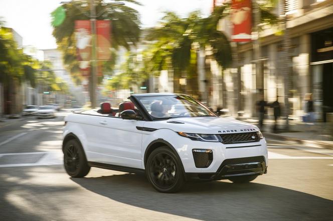 Dzieczyna Bonda Naomie Harris pozuje z Range Roverem Evoque kabrio 