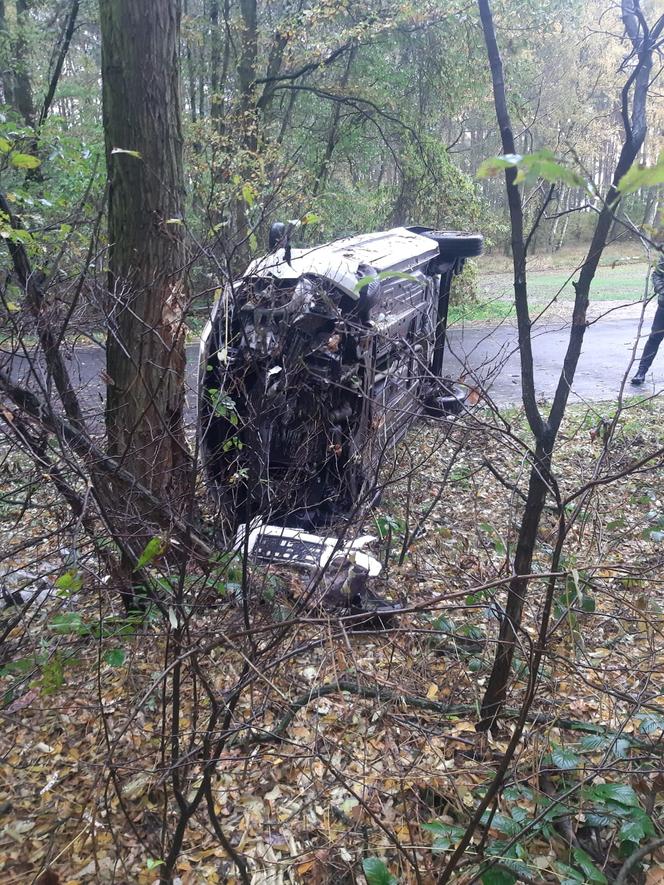 Wypadek na granicy dwóch powiatów. Kobieta uderzyła samochodem w drzewo