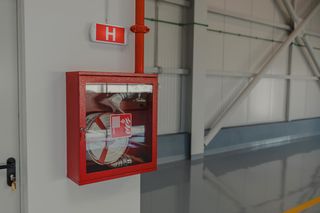Jak działają stałe urządzenia gaśnicze? Jakie są ich rodzaje i czym się charakteryzują?