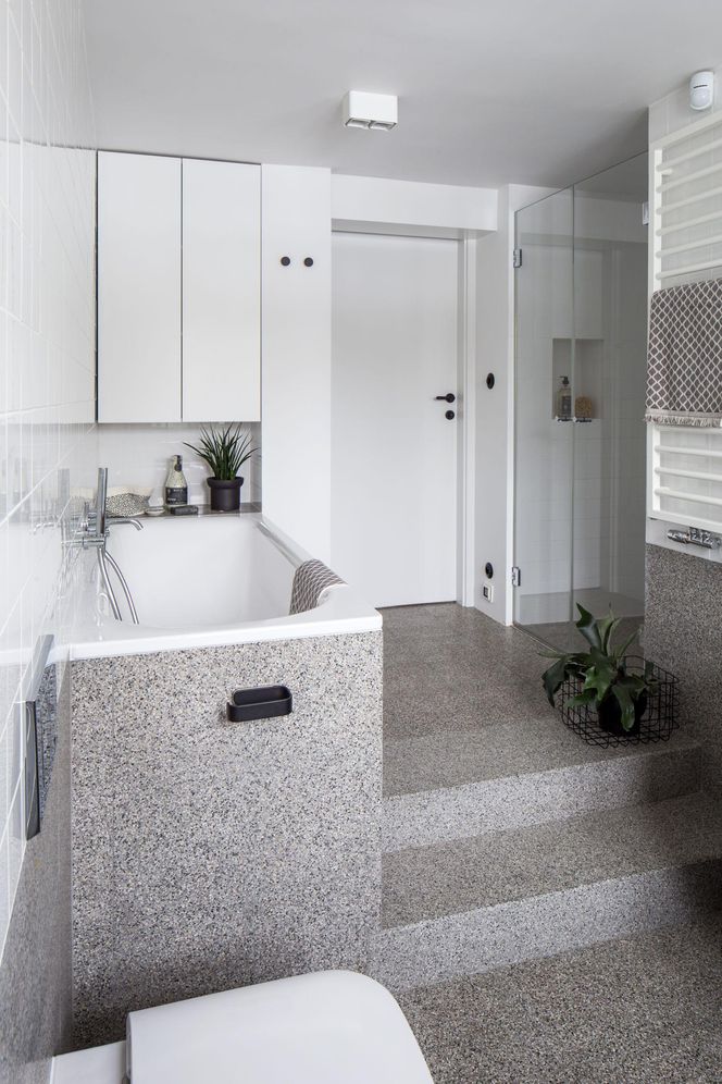 Wnętrza z podestem i podłogą na różnych poziomach