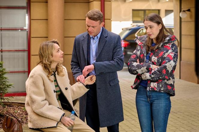 Na Wspólnej, odcinek 3806: Kamil Hoffer (Kazimierz Mazur), Zuza (Małgorzata Socha), Ula (Julia Jurek)