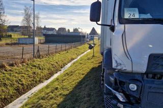 Osobówka zderzyła się z ciężarówką na drodze krajowej nr 75 w Gnojniku. Dwie osoby trafiły do szpitala