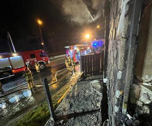 Dom nagle stanął w ogniu. Do szpitala trafiły dwie osoby w tym 4-letnie dziecko