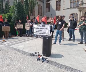 Protest studentów przed rektoratem UAM