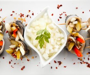 Jak zrobić cebulę do śledzia po japońsku i nie tylko. Prosty trik zmienia smak całego dania