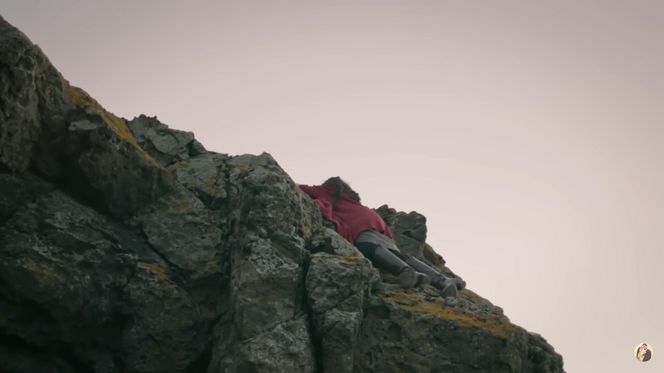 Czy Zeynep spadła z klifu?