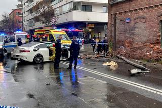 Pościg na Pradze, sportowy mercedes kompletnie rozbity. Trzy osoby trafiły do szpitala