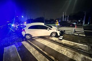 Warszawa, Wola. Dwie osobówki po zderzeniu wleciały na tory. Zablokowany ruch tramwajów