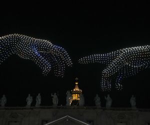 Tysiące dronów nad Bazyliką św. Piotra! Zobacz, co stało się w Watykanie