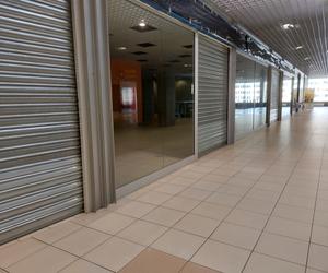 Centrum handlowe Belg straszy pustkami. Ostatni sprzedawcy i garstka klientów
