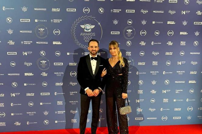 Bartosz Zmarzlik z żoną Sandrą na czerwonym dywanie podczas gali FIM w Rimini