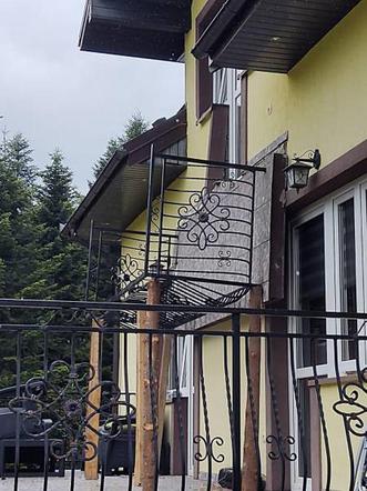 Stara Wieś. W domu jednorodzinnym URWAŁ SIĘ balkon! Trzy osoby w szpitalu