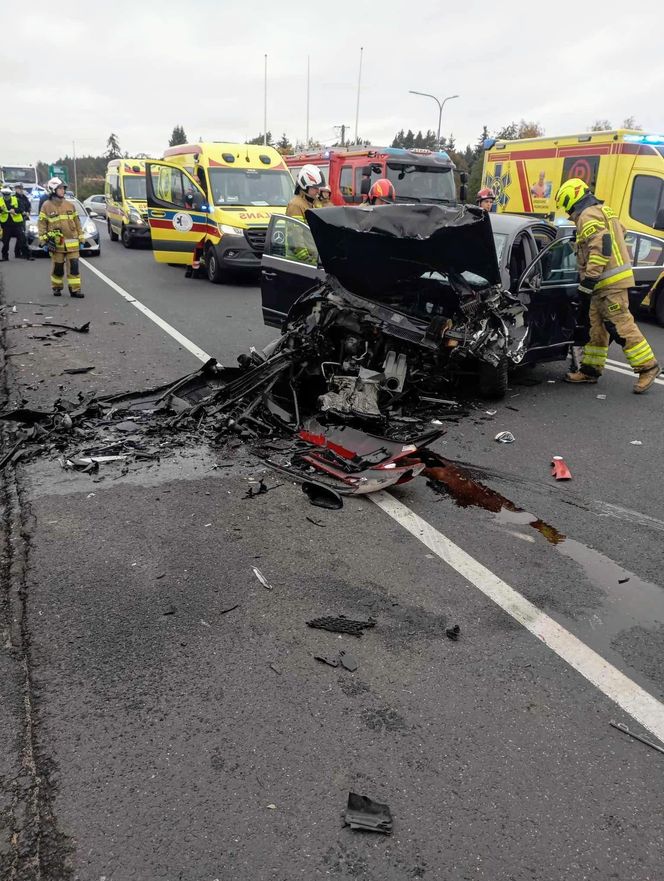 Potworna czołówka pod Bydgoszczą. Z samochodów niewiele zostało. Policja: kierowca zrobił to celowo