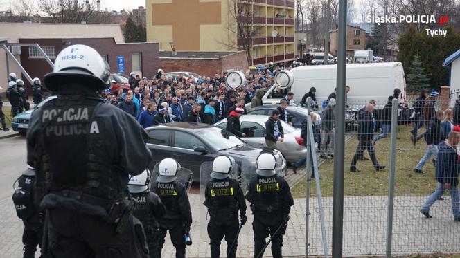 Tychy: Zadyma podczas meczu GKS Tychy - Ruch Chorzów. Policja zatrzymała dwie osoby [ZDJĘCIA]