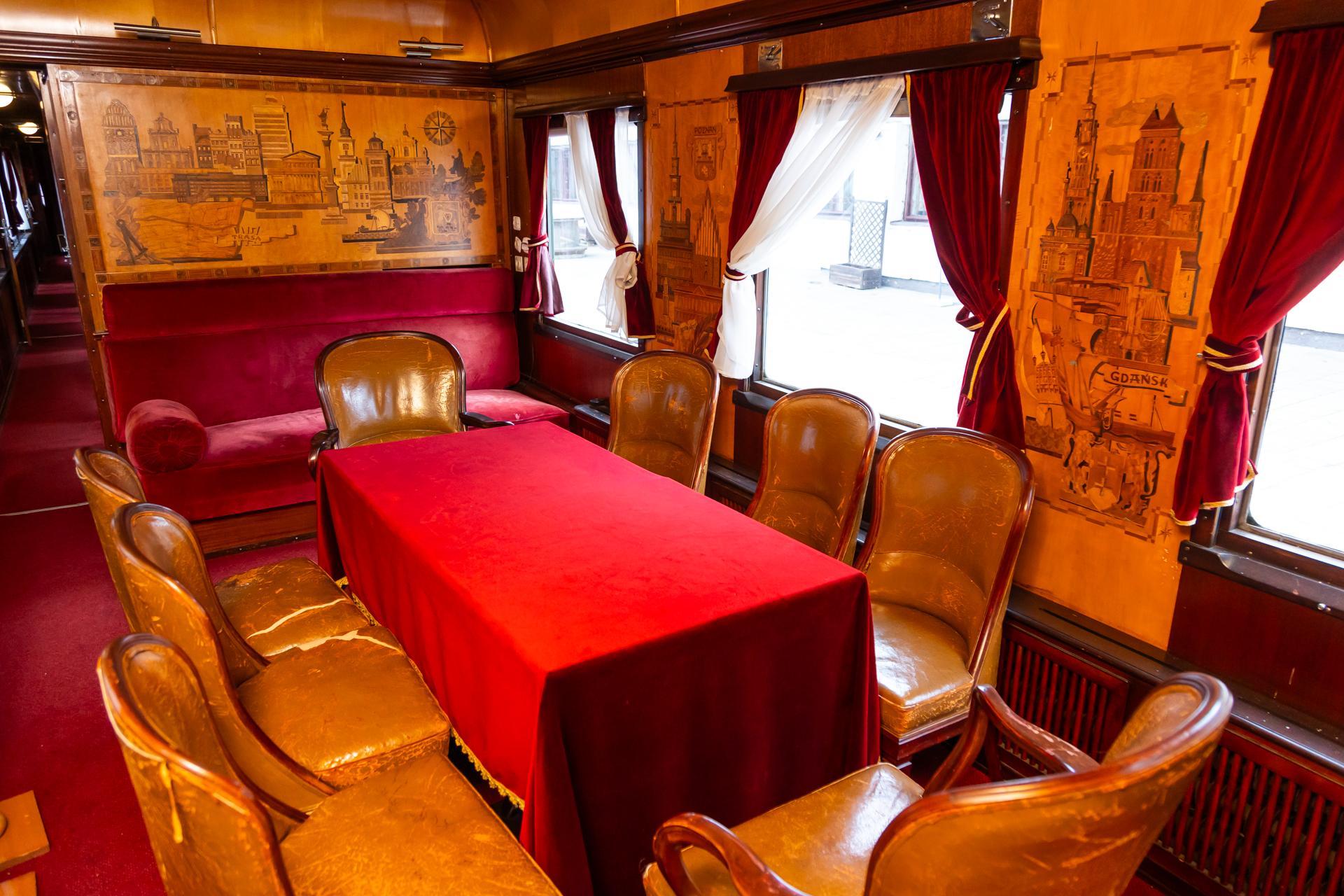 Wagon salonowy - zdjęcia. Zobacz wnętrze wagonu, którym podróżowali najważniejsi politycy z PRL-u