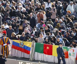 Ostatnie chwile przed pogrzebem Franciszka. Tłumy wiernych na pl. św. Piotra