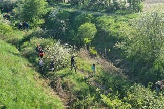 Ludzie sami wyrywają chaszcze na torach. Tak walczą o reaktywację linii kolejowej nr 241 z Tucholi do Koronowa