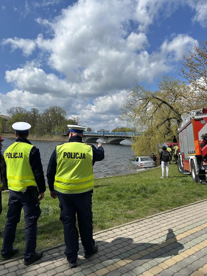 Samochód dryfował w jeziorze. Policja szukała właściciela