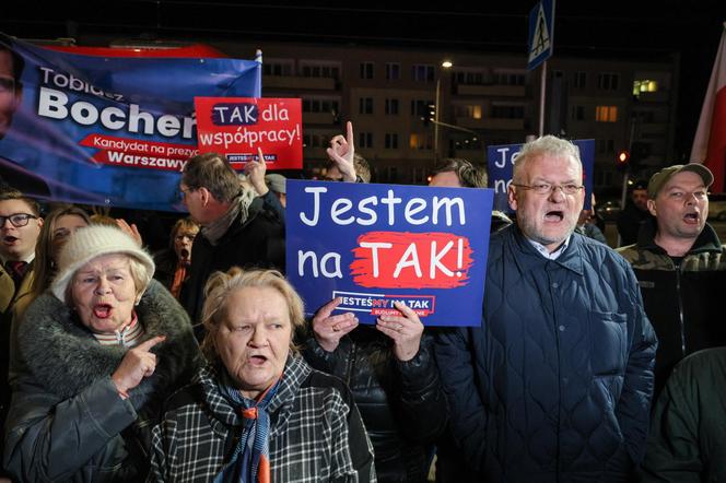 Mieszkańcy Warszawy zebrani pod siedzibą TVP przed debatą przedwyborczą