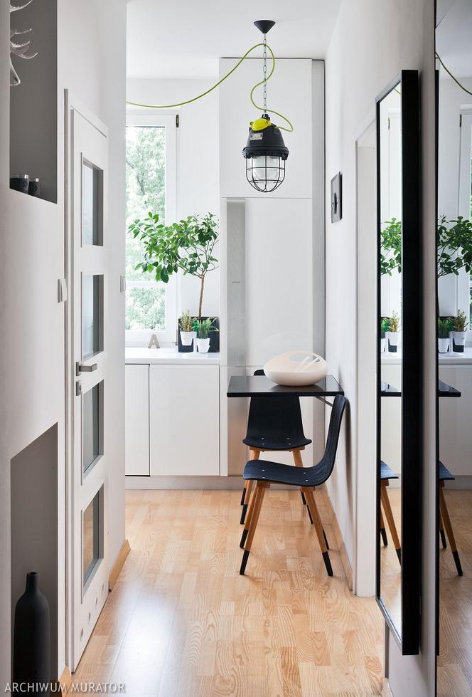 Białe drzwi z przeszkleniami w stylu nowoczesnym