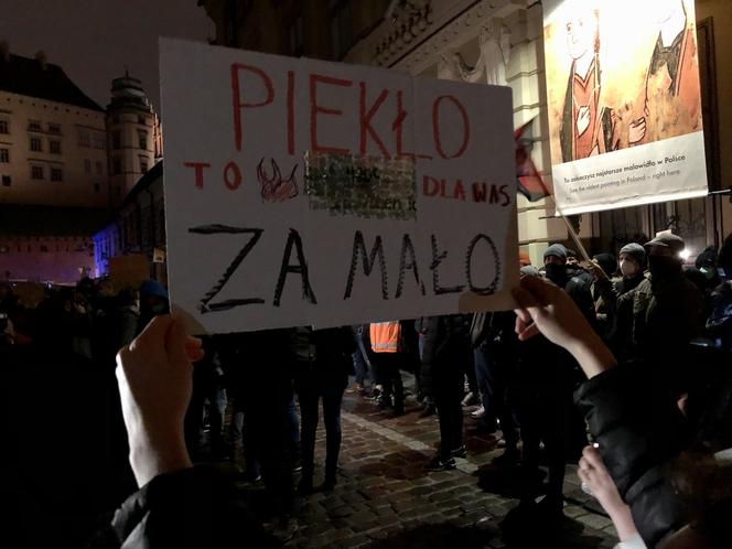 Protest przeciwko kardynałowi Stanisławowi Dziwiszowi w Krakowie
