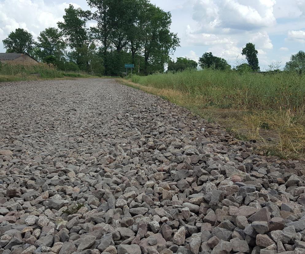 Dyskusyjna poprawa drogi do schroniska w Henrykowie