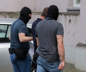 Prokuratura stawia zarzuty dwóm liderom antyszczepionkowców. Chodzi o groźby, przemoc i pochwałę wojny w internecie 